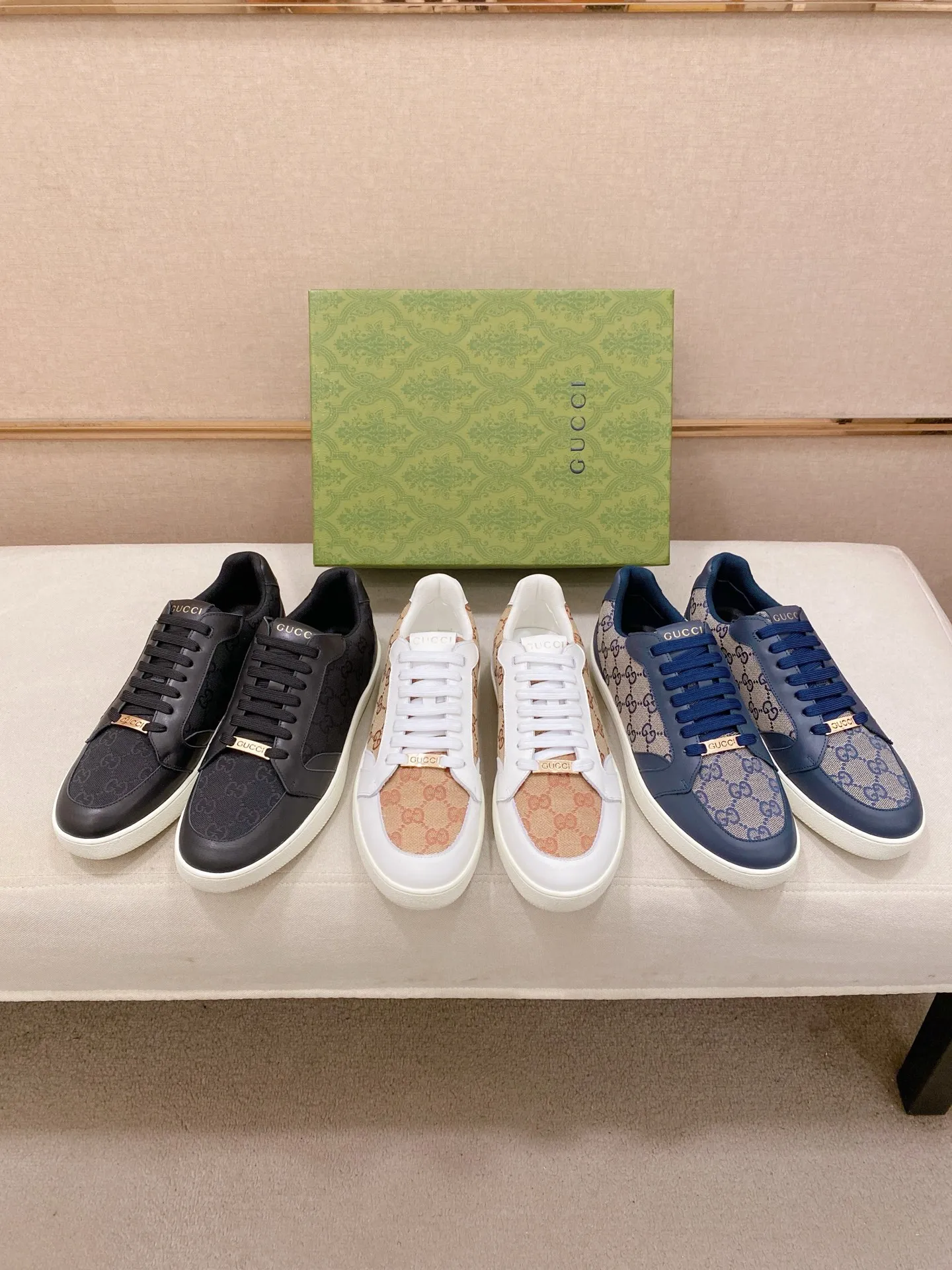 Men's shoes💰 440💰The new GUCCI (Gucci) counters are launched simultaneously. The new men's shoes, 😘fabrics are selected from imported cowhide, and the lining is sheepskin lining. 👍🏿 High-end ☄️ air-cushion molded anti-slip rubber outsole, exquisite lines, simple and elegant, comfortable and high-end for leisure travel. Code number: 38 to 44 (45 can be customized and cannot be returned or exchanged)